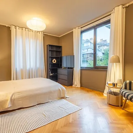 Stylish 2 Bdrm At Ndk Apartment *