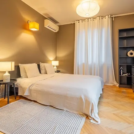 Stylish 2 Bdrm At Ndk Apartment *