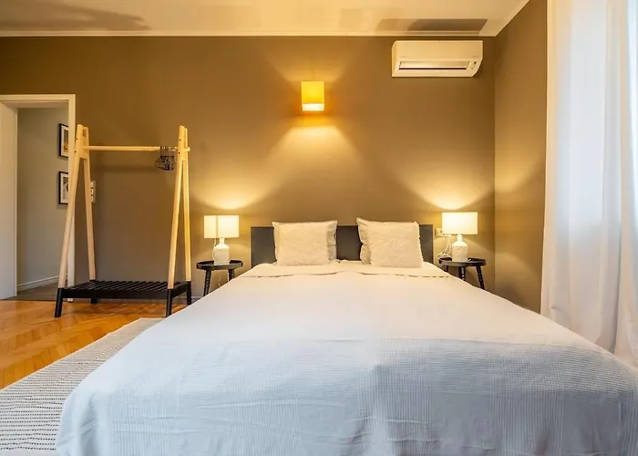 Stylish 2 Bdrm At Ndk *